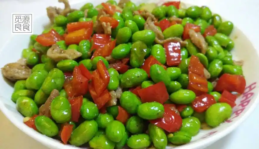 6,由于毛豆米已下锅焯水,炒制的时间不用太长,直接调味,放入一点生抽