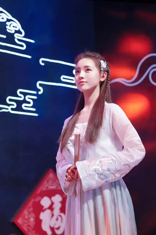 曾雪瑶再度献演国风舞台浪人琵琶浅吟低唱婆娑起舞