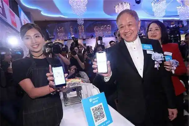 原创打工皇帝霍建宁为李嘉诚家族狂揽2000多亿年薪高达2个亿