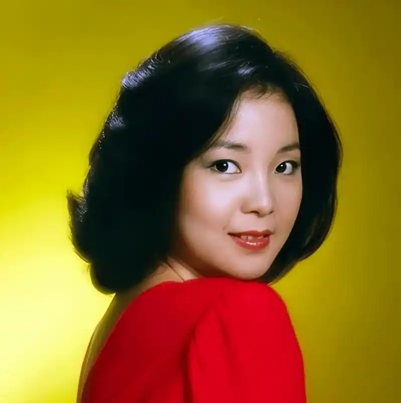 1996年3月8日,邓丽君因癌症去世,享年42岁.