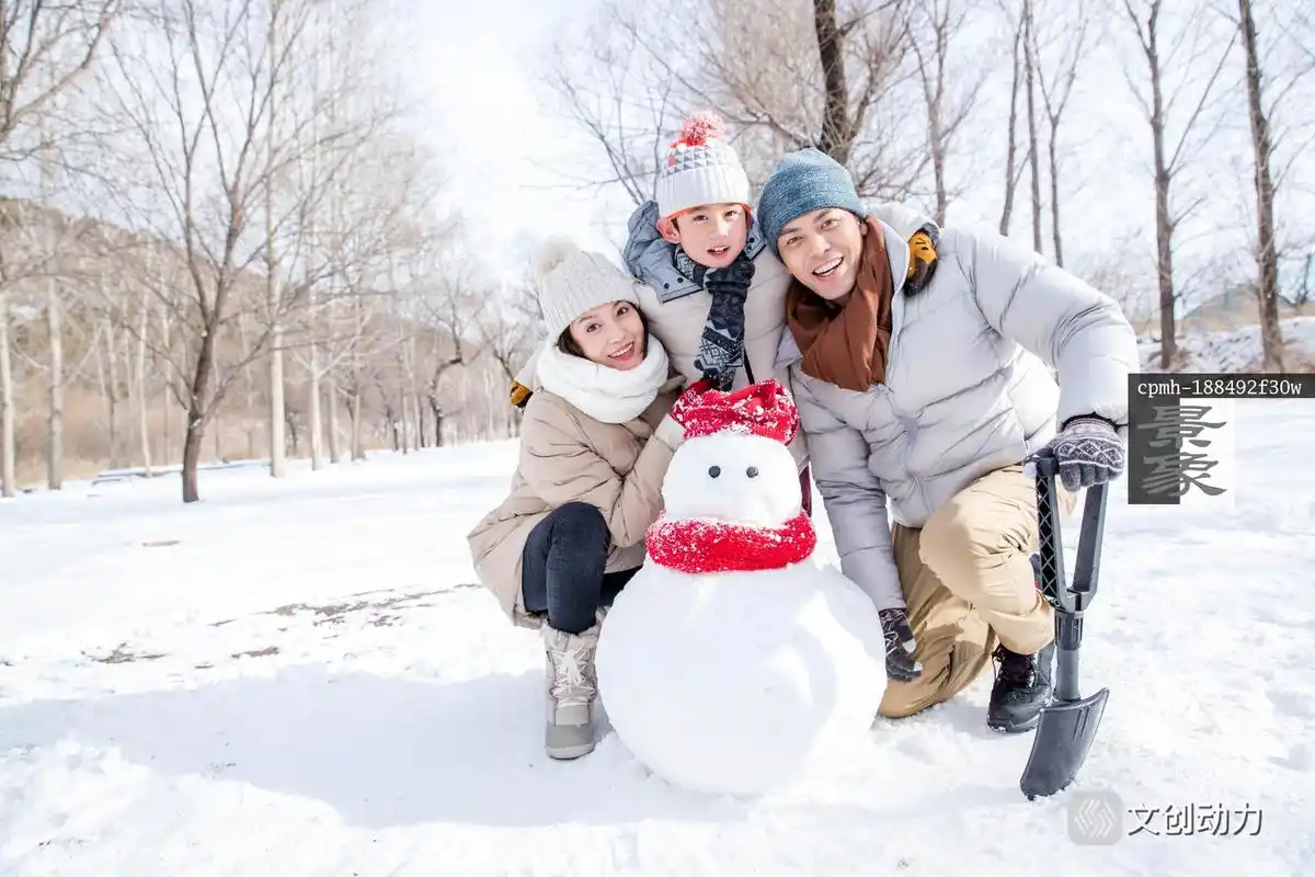 一家三口在雪地里堆雪人