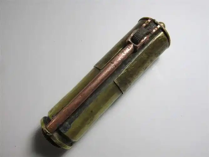 真正的土豪金级的~~民国纯血统战壕军用纯铜灯塔式煤油打火机!