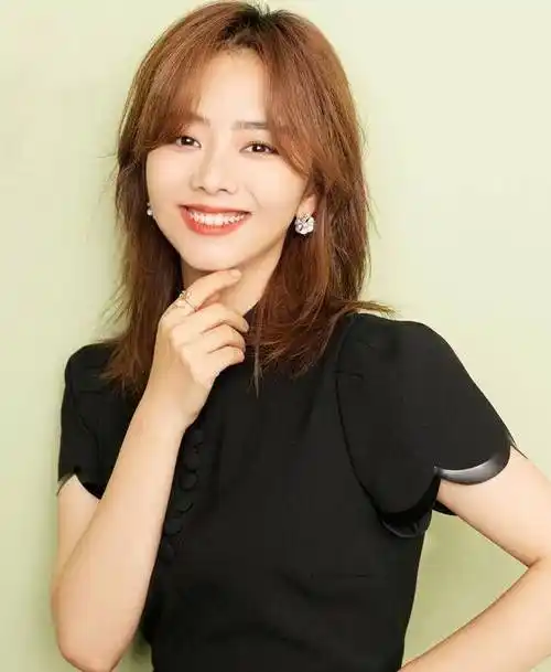 谭松韵的最新私服写真,牛仔装配白t恤,尽显青春活力感_时尚_气质_发型