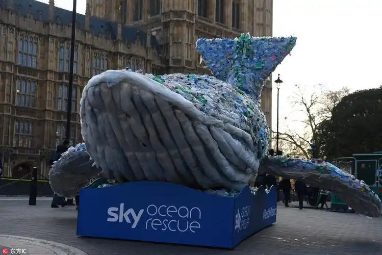 巨型"塑料瓶"鲸鱼雕塑亮相英国会大厦 呼吁减少海洋垃圾