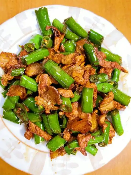 尖椒炒肉丝  #辣椒炒肉片 #辣椒炒肉  #今天晚上你们吃什么  #式排