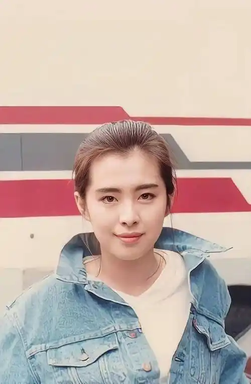 57岁王祖贤在温哥华寺庙修行七天,1米73身高鹤立鸡群十分抢眼!