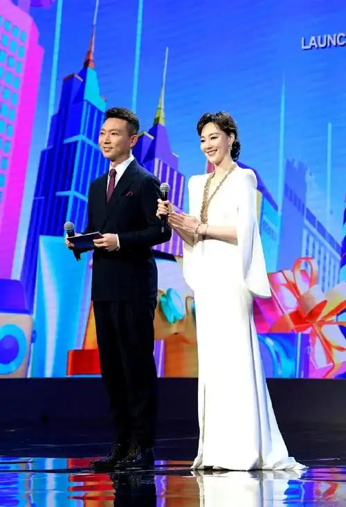 康辉王冠搭档主持,前者身高不够鞋跟来凑,后者自家冷落央视吃香