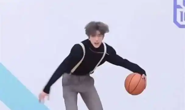 记得上次蔡徐坤上热搜,还是因为打篮球,那段视频也是被大家拿来恶搞