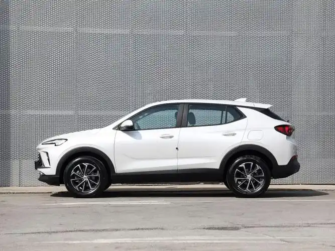 昂科拉plus的外观设计采用了一种运动时尚的风格,前脸设计采用了别克