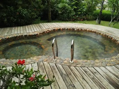 公共游泳池可逛逛,但别墅楼自带的泳池已足够安逸,更有葫芦形天然