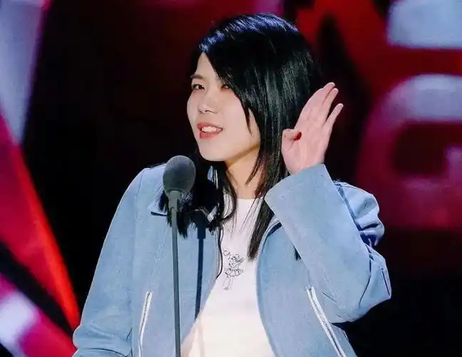 2020年杨笠一句"男人这么普通,却这么自信"的梗,在2021年的网络环境中