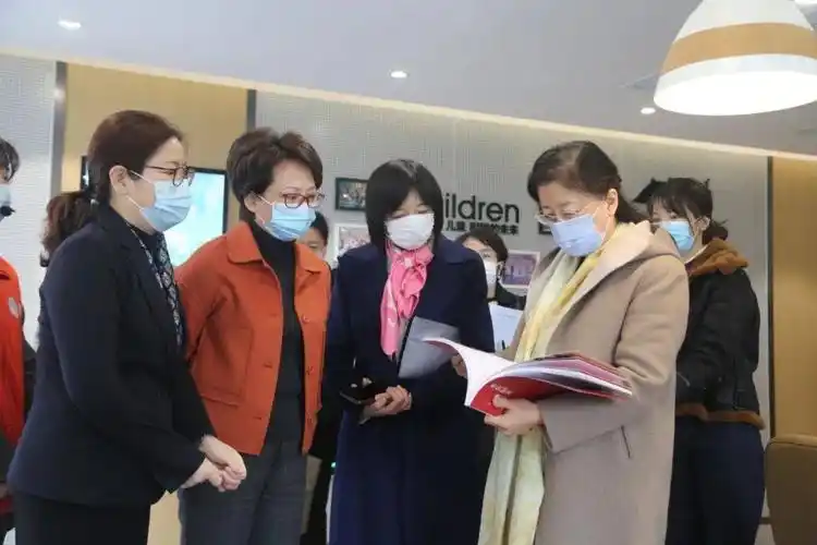 夏杰一行首先来到位于洪德路50号的嘉定区妇女儿童服