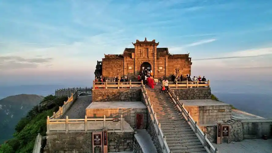 "南岳衡山:山水画中的清幽之旅"