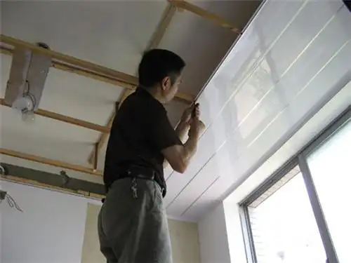 厕所长条塑料扣板怎样拆开