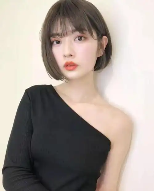 大圆脸适合的发型四个实用的瘦脸发型