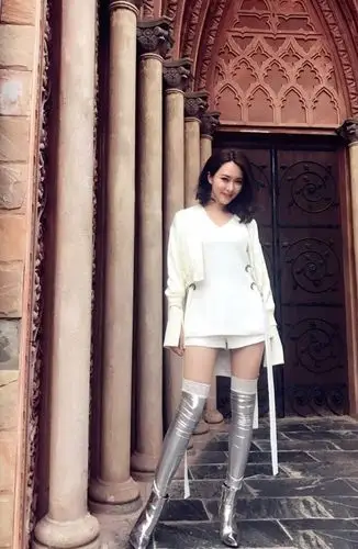 胡然简直是尤物女神穿粉色吊带裙大方秀身材又被她美到了