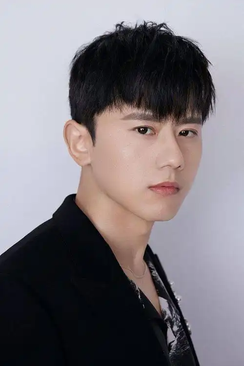 张杰黑西装配水墨印花衬衫帅气潇洒 再现白鹤舞尽显唱跳实力