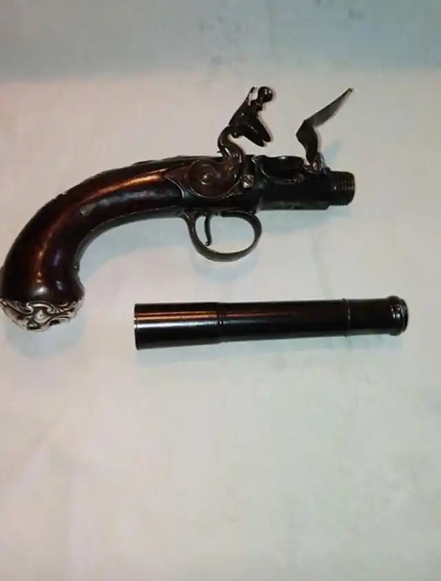 冠上安妮女王之名的燧发枪其实准头很抱歉但也比刀强