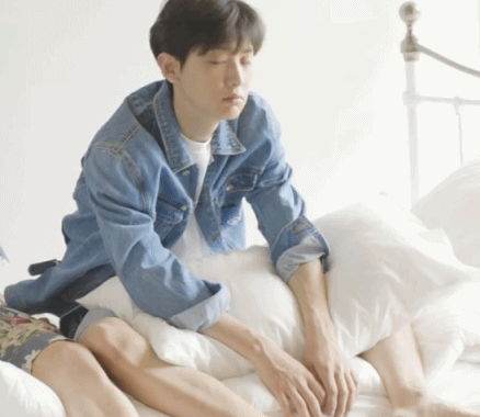 帅哥gif坐着gif光腿gif呆呆的gif