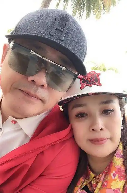 原创52岁周立波仍风流与妻子吃海鲜盛宴贴脸自拍秀恩爱