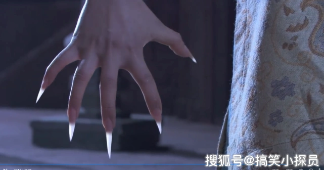 的供奉牌位,于是上天找到他们,让两人来拿走他们的亲戚妖精灵山老鼠精