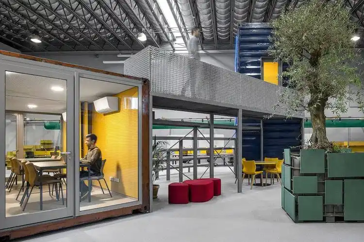 在仓库里摆几个集装箱就能当办公室