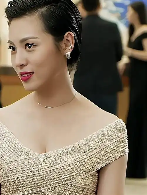 周放真的好美天生丽质