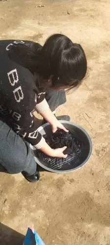 2020级学前一班勤奋的同学们为家长洗衣服