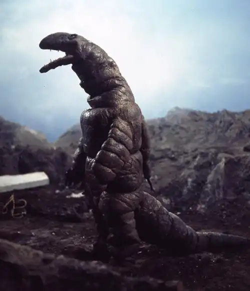 1,在那个时候,怪兽萨德拉出现了 在雾中徘徊的萨德拉用舌头舔嘴唇的