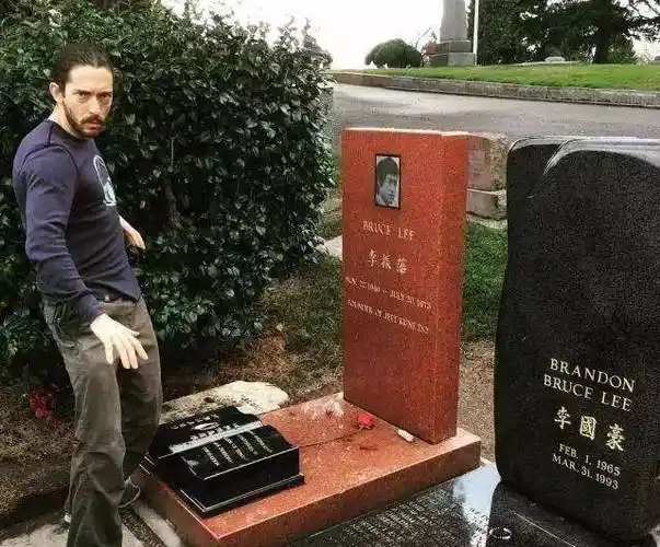 李小龙墓地:墓碑镶着遗照,儿子葬身旁,墓前12字道出截拳道精髓_图片