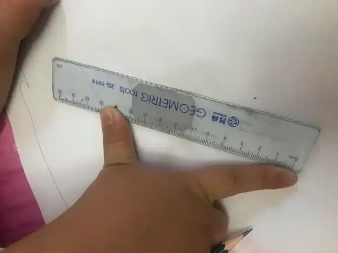 我们用的尺子长15厘米,我的手一扎大约12厘米