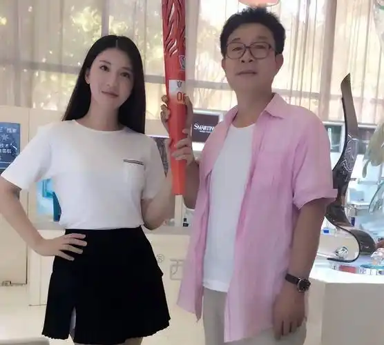 广东台主持人陈维聪的全家福,和妻子姚姗一别八年,如今女儿28岁_姚珊_