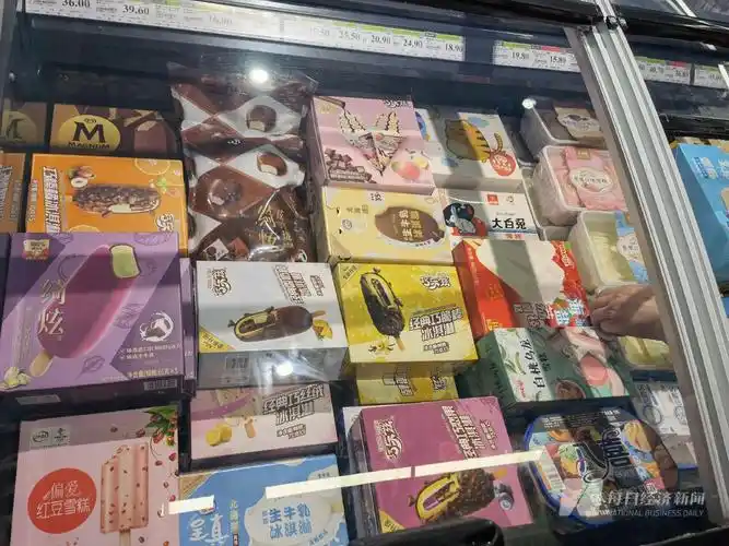 超市冰柜中陈列的冰淇淋产品 图片来源:每经实习记者 熊嘉楠 摄