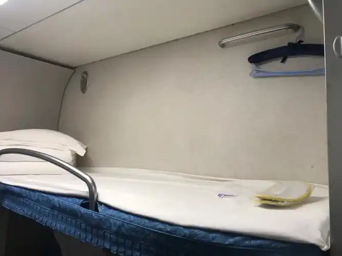 第一次坐动卧北京到广州d921 @薯队长 #北京暴雨 #动车卧铺_拖鞋_红茶