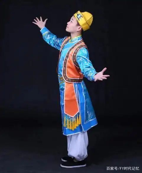 锡伯族男子服装喜用青,灰,兰,棕等颜色,服饰与满族旗装样式基本相同.