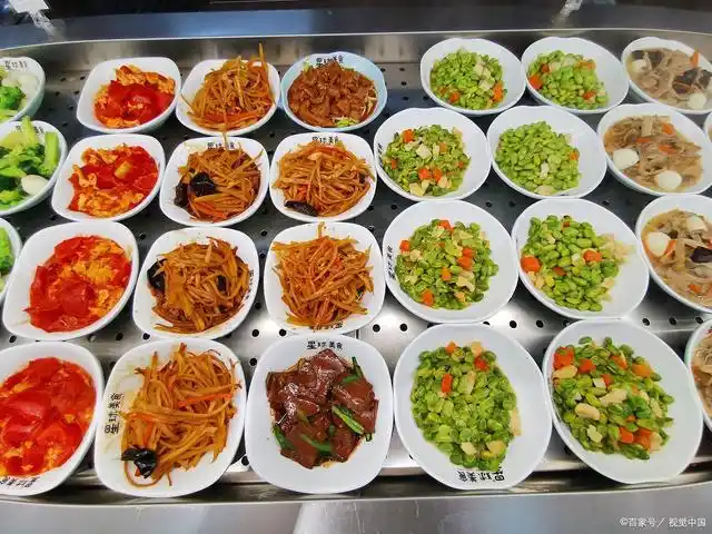 在上海中式快餐大食堂,2个菜1份米饭花了38元,你觉得贵吗?