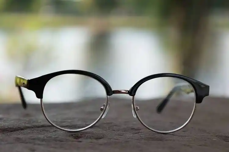 长期戴眼镜,真的会导致眼睛变形吗?