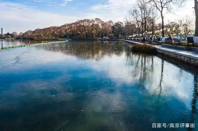 玄武湖部分湖面结冰呈现天空之镜美景