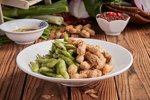 摆拍凉菜的毛豆与花生