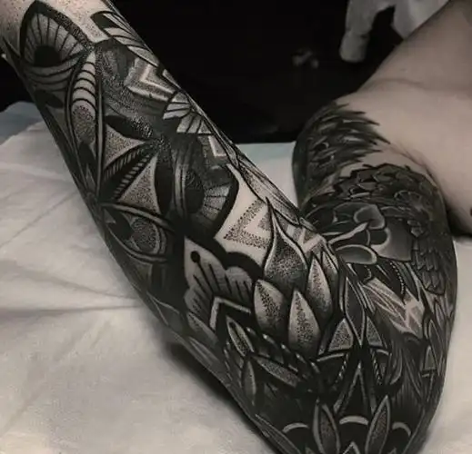 花臂手环黑色曼陀罗花纹身