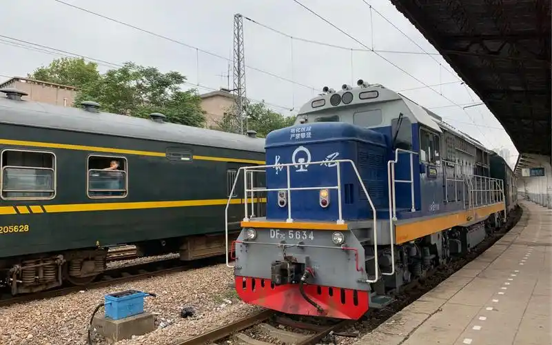 【上局宁东段】南京-昆明k155/156次列车 东风7c调度南京西站暂存