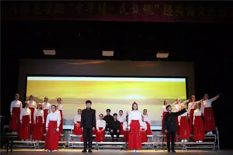 热点朗读者之风吹进校园原来经典诗文群诵可以这么美