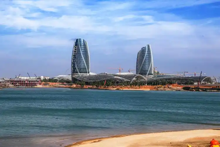 恒大海花岛是一座人工岛位于海南省儋州市排浦港与洋浦港之间的海湾