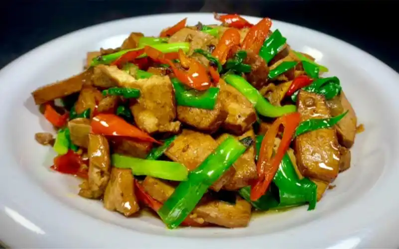 小炒香干最家常的做法,味道鲜香,口感弹牙,开胃好吃下酒又下饭