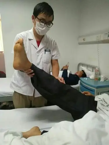 术前被动上举右下肢,右侧直腿抬高试验阳性(约45°).