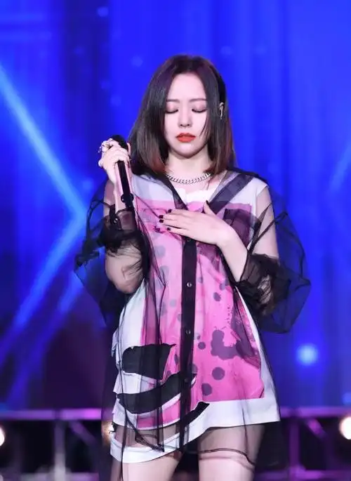 张靓颖终于凹对造型,剪完波波头短发秒变少女,网友:我也想剪