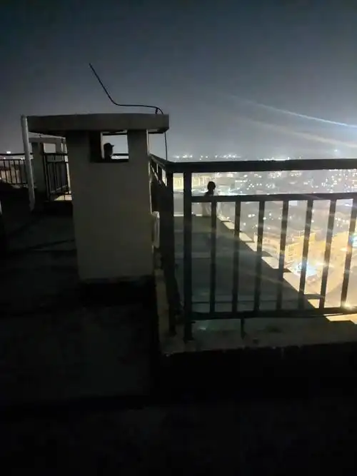 与同学闹矛盾,广西一学生坐在23层楼顶要跳楼|桂林|消防员_网易订阅