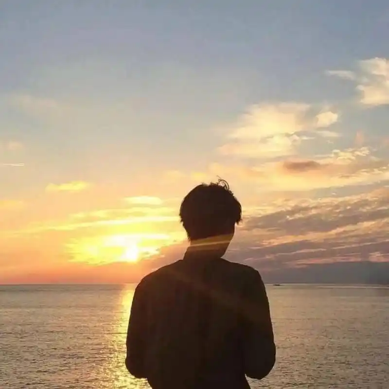 海边男头背影 夕阳 海边  男头 背影