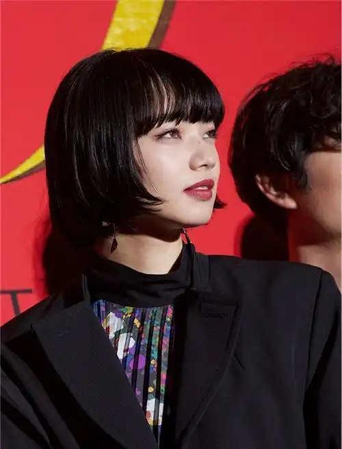 小松菜奈印花纱裙配黑色外套,短发造型太惊艳!看着有点像lisa?