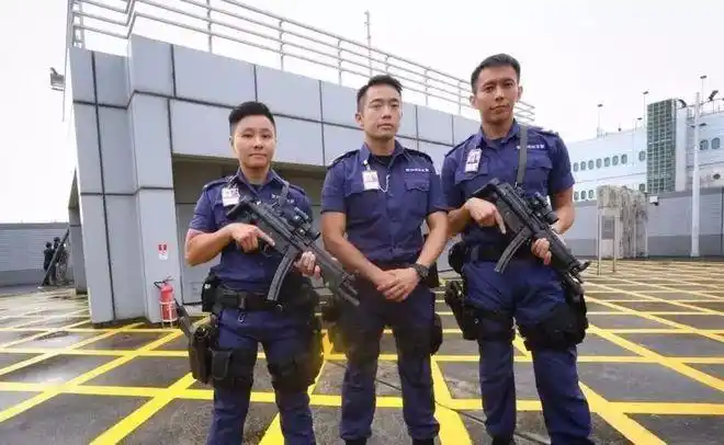 进行魔鬼训练,香港飞虎队比较轻松一点,他们可以按时上下班,驻港部队